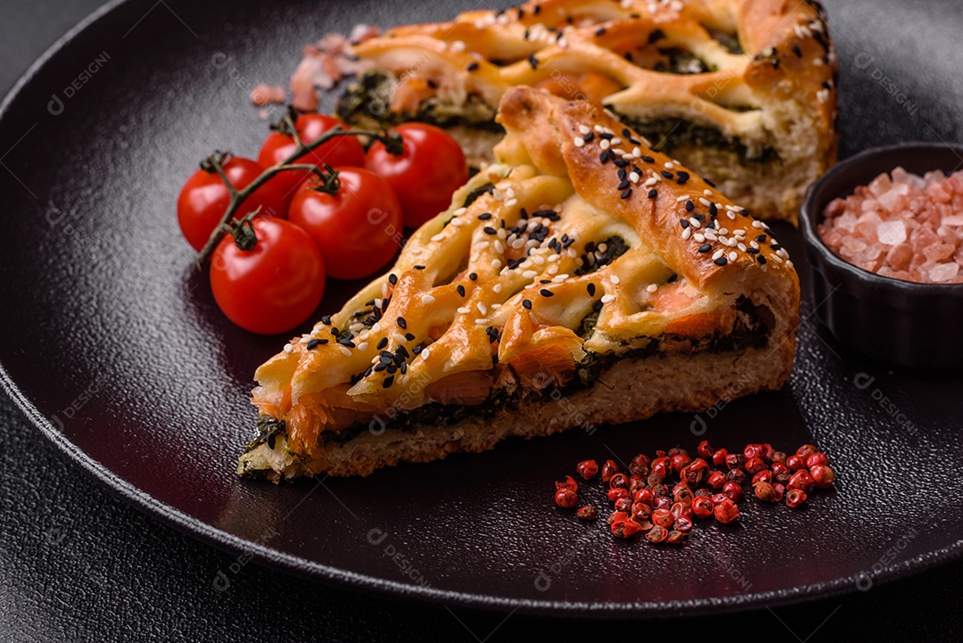 Imagem mostra uma fatia de torta salgada, possivelmente uma torta de espinafre com queijo