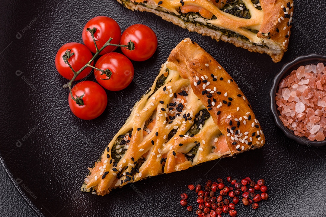 Imagem mostra uma fatia de torta salgada, possivelmente uma torta de espinafre com queijo