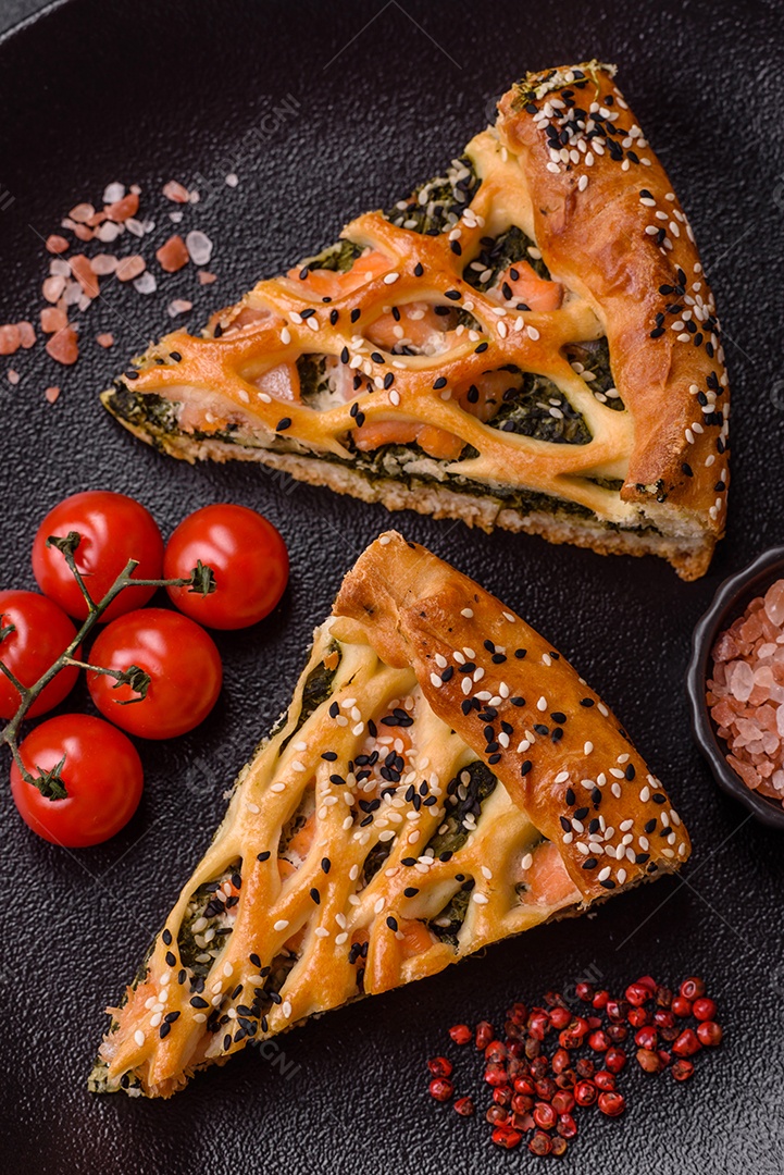 Imagem mostra uma fatia de torta salgada, possivelmente uma torta de espinafre com queijo