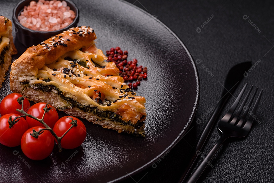 Imagem mostra uma fatia de torta salgada, possivelmente uma torta de espinafre com queijo