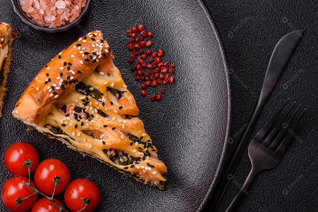Imagem mostra uma fatia de torta salgada, possivelmente uma torta de espinafre com queijo