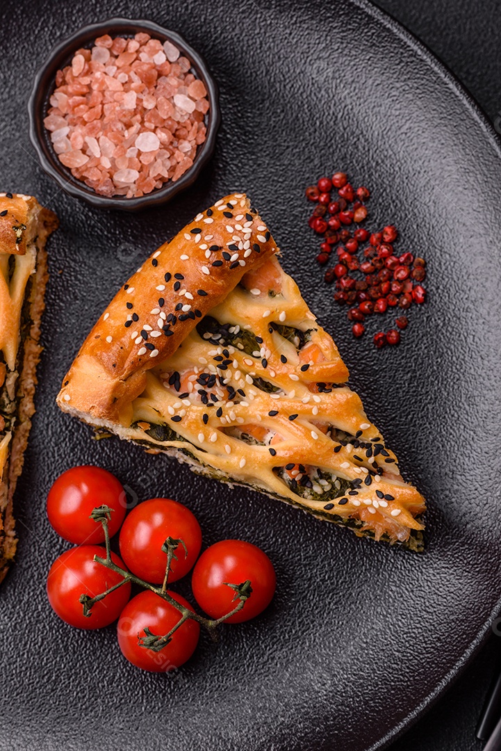 Imagem mostra uma fatia de torta salgada, possivelmente uma torta de espinafre com queijo