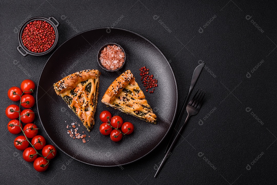 Imagem mostra uma fatia de torta salgada, possivelmente uma torta de espinafre com queijo