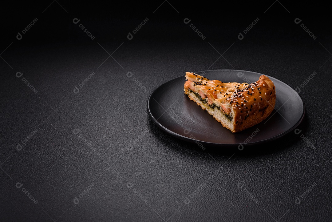 Imagem mostra uma fatia de torta salgada, possivelmente uma torta de espinafre com queijo