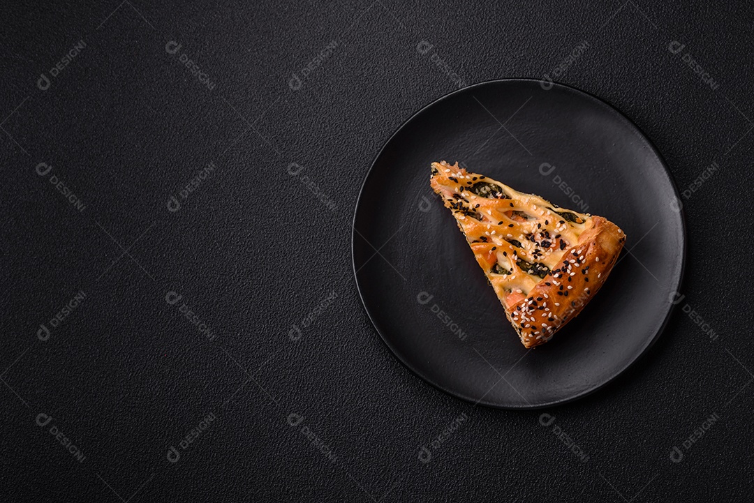 Imagem mostra uma fatia de torta salgada, possivelmente uma torta de espinafre com queijo