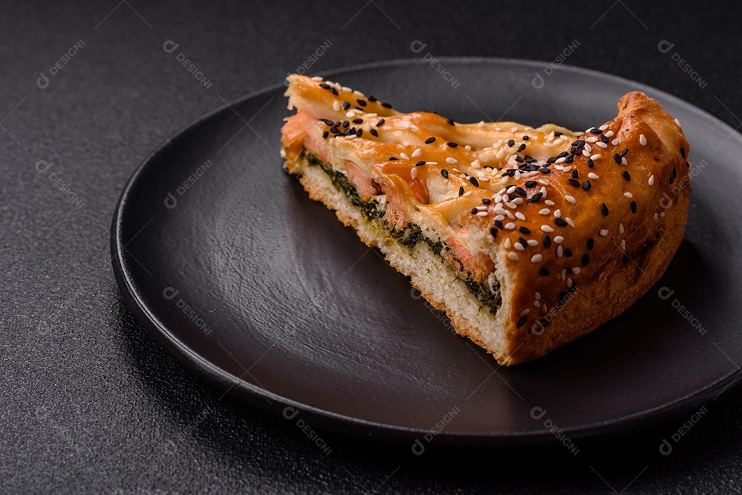 Imagem mostra uma fatia de torta salgada, possivelmente uma torta de espinafre com queijo