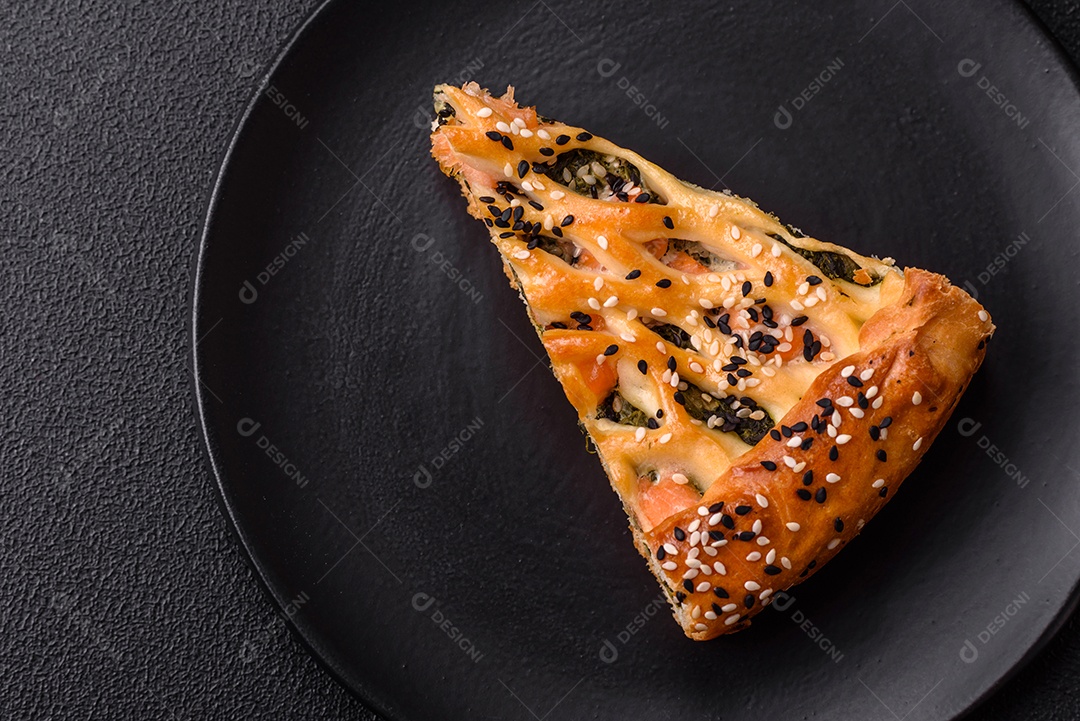 Imagem mostra uma fatia de torta salgada, possivelmente uma torta de espinafre com queijo