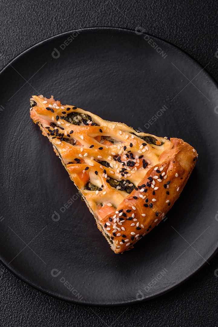 Imagem mostra uma fatia de torta salgada, possivelmente uma torta de espinafre com queijo