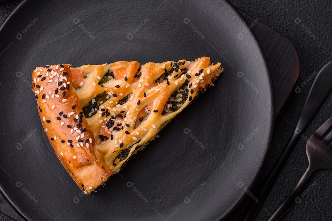 Imagem mostra uma fatia de torta salgada, possivelmente uma torta de espinafre com queijo