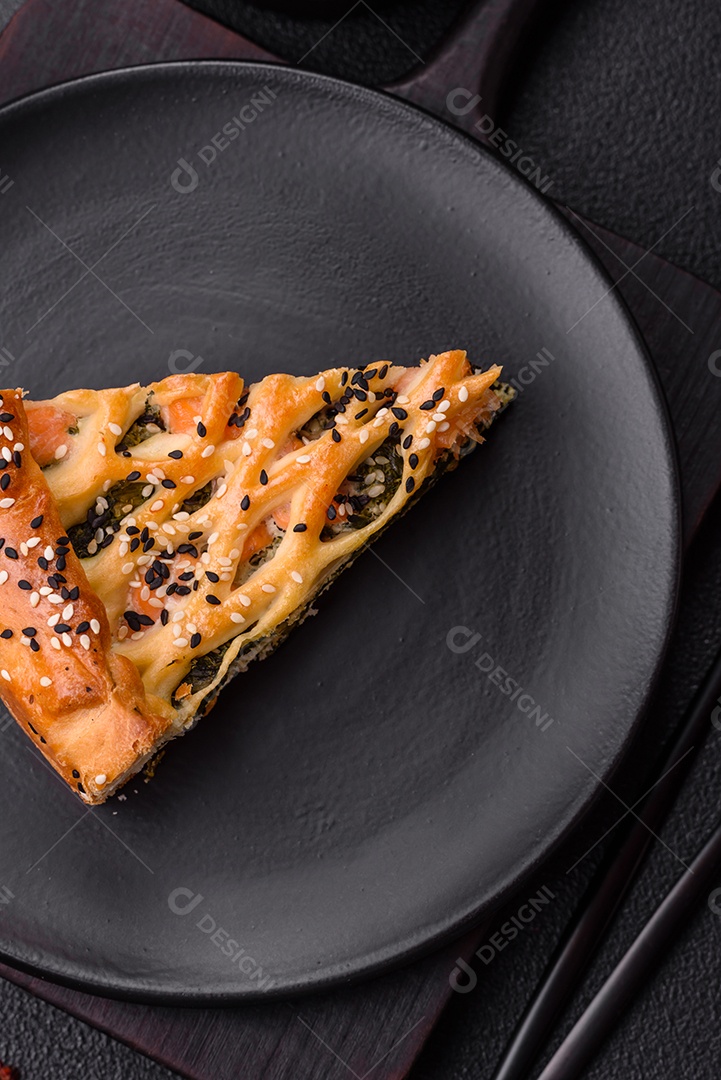 Imagem mostra uma fatia de torta salgada, possivelmente uma torta de espinafre com queijo