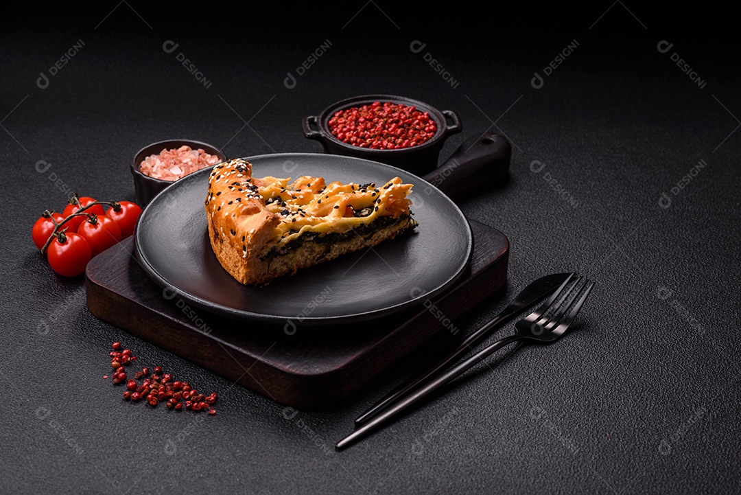 Imagem mostra uma fatia de torta salgada, possivelmente uma torta de espinafre com queijo