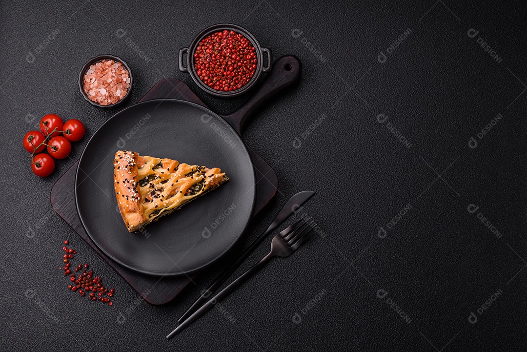 Imagem mostra uma fatia de torta salgada, possivelmente uma torta de espinafre com queijo