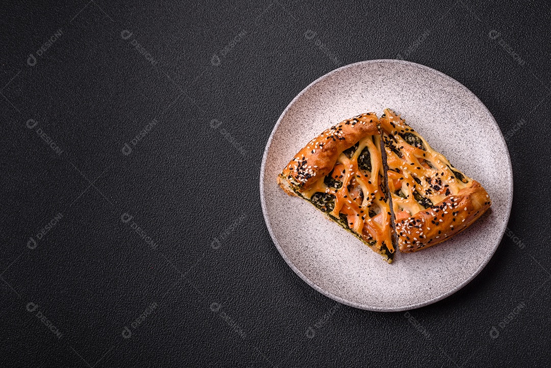 Imagem mostra uma fatia de torta salgada, possivelmente uma torta de espinafre com queijo