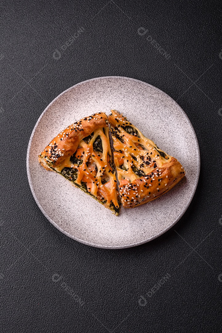 Imagem mostra uma fatia de torta salgada, possivelmente uma torta de espinafre com queijo