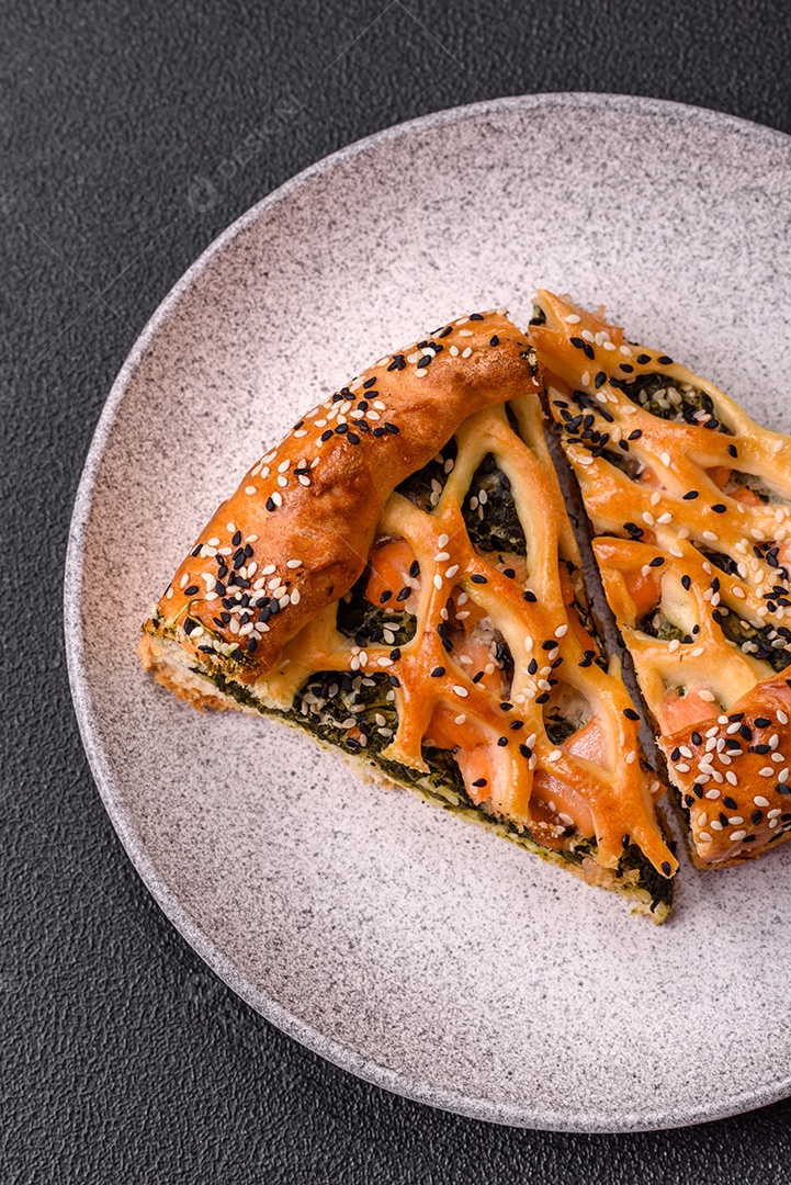 Imagem mostra uma fatia de torta salgada, possivelmente uma torta de espinafre com queijo