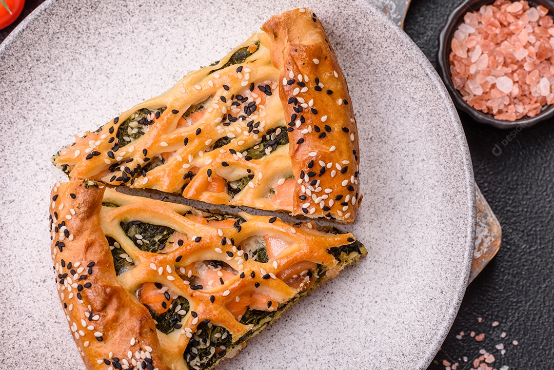 Imagem mostra uma fatia de torta salgada, possivelmente uma torta de espinafre com queijo