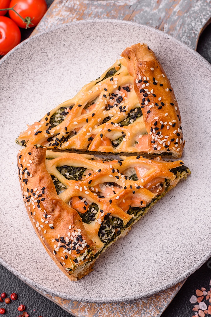 Imagem mostra uma fatia de torta salgada, possivelmente uma torta de espinafre com queijo