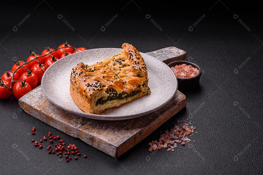 Imagem mostra uma fatia de torta salgada, possivelmente uma torta de espinafre com queijo
