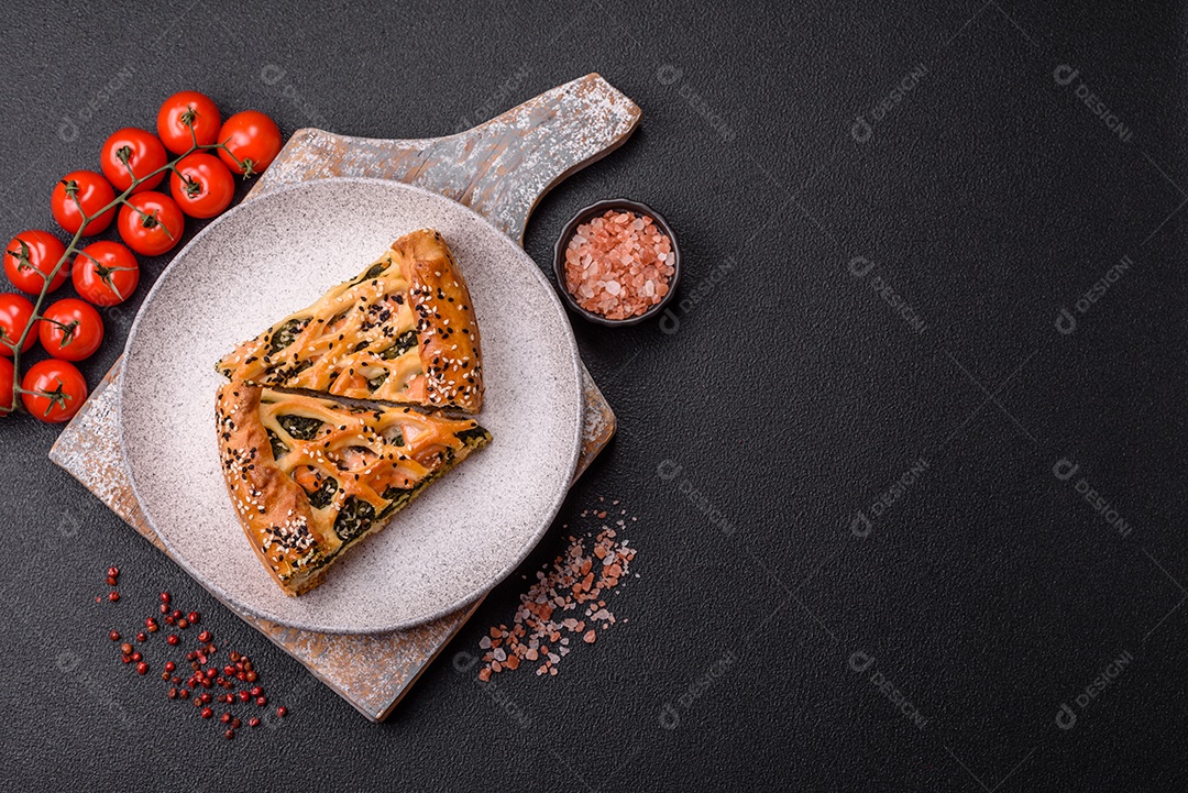 Imagem mostra uma fatia de torta salgada, possivelmente uma torta de espinafre com queijo