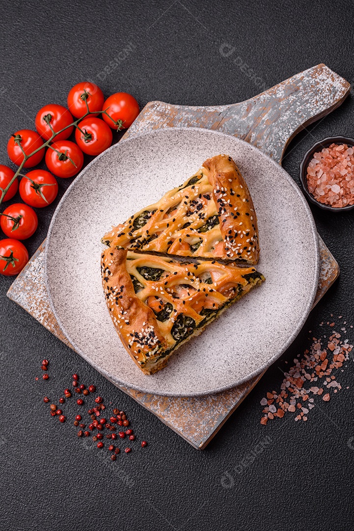 Imagem mostra uma fatia de torta salgada, possivelmente uma torta de espinafre com queijo