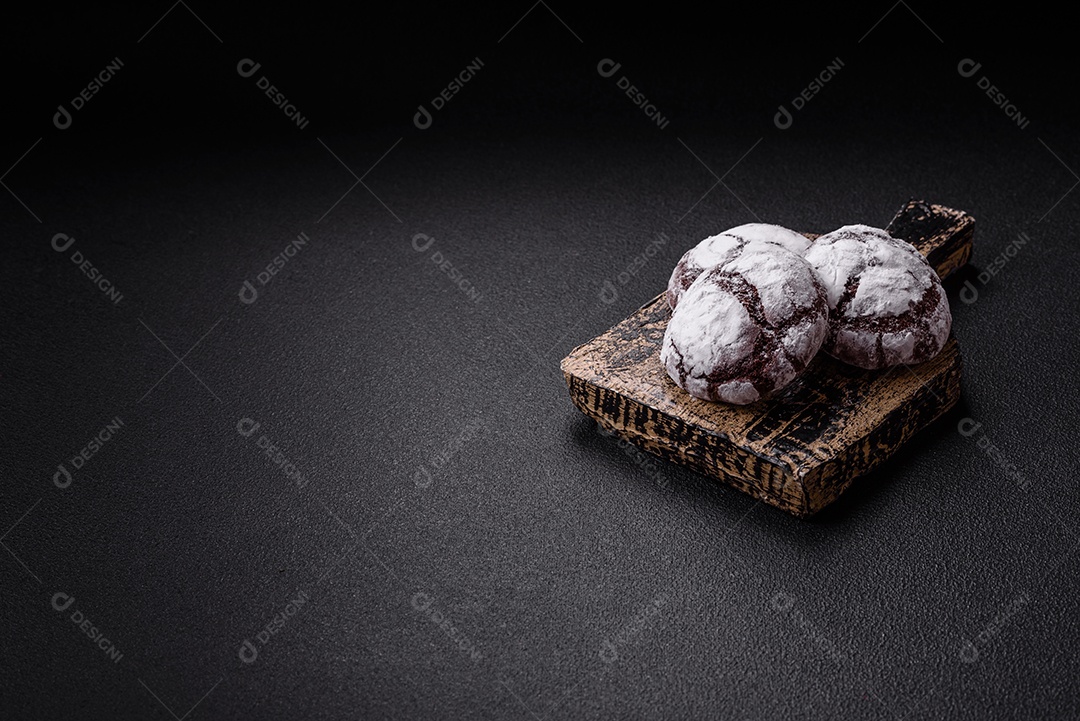 Biscoitos de chocolate com casca rachada, cobertos com açúcar de confeiteiro