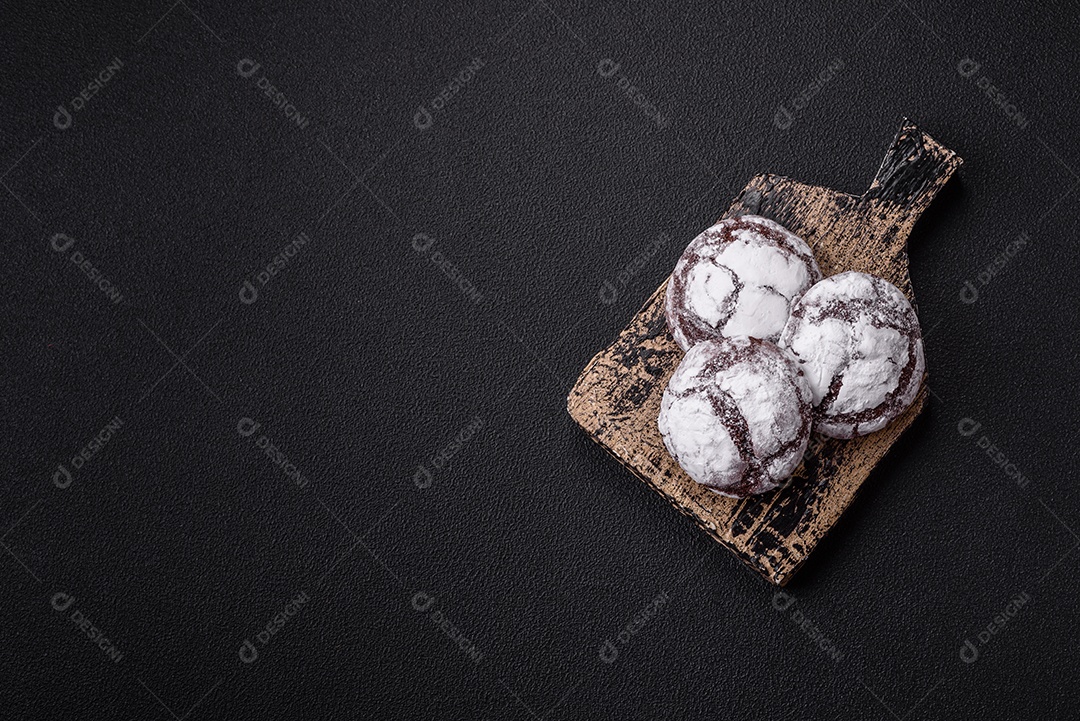Biscoitos de chocolate com casca rachada, cobertos com açúcar de confeiteiro