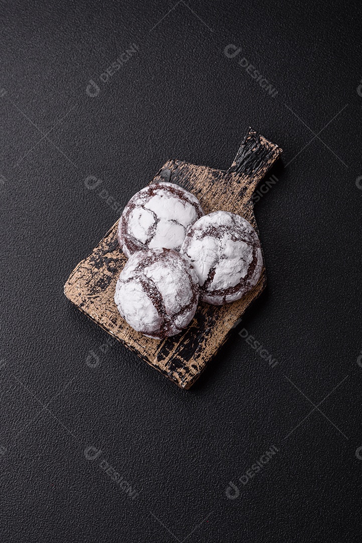 Biscoitos de chocolate com casca rachada, cobertos com açúcar de confeiteiro