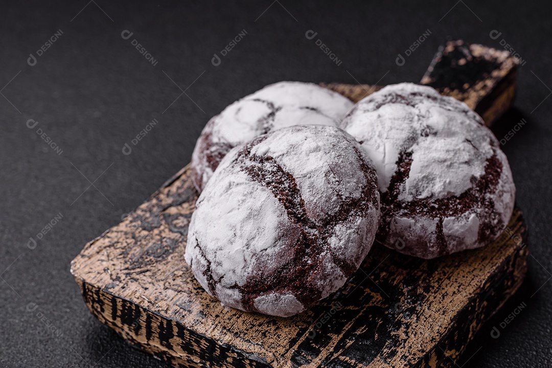 Biscoitos de chocolate com casca rachada, cobertos com açúcar de confeiteiro