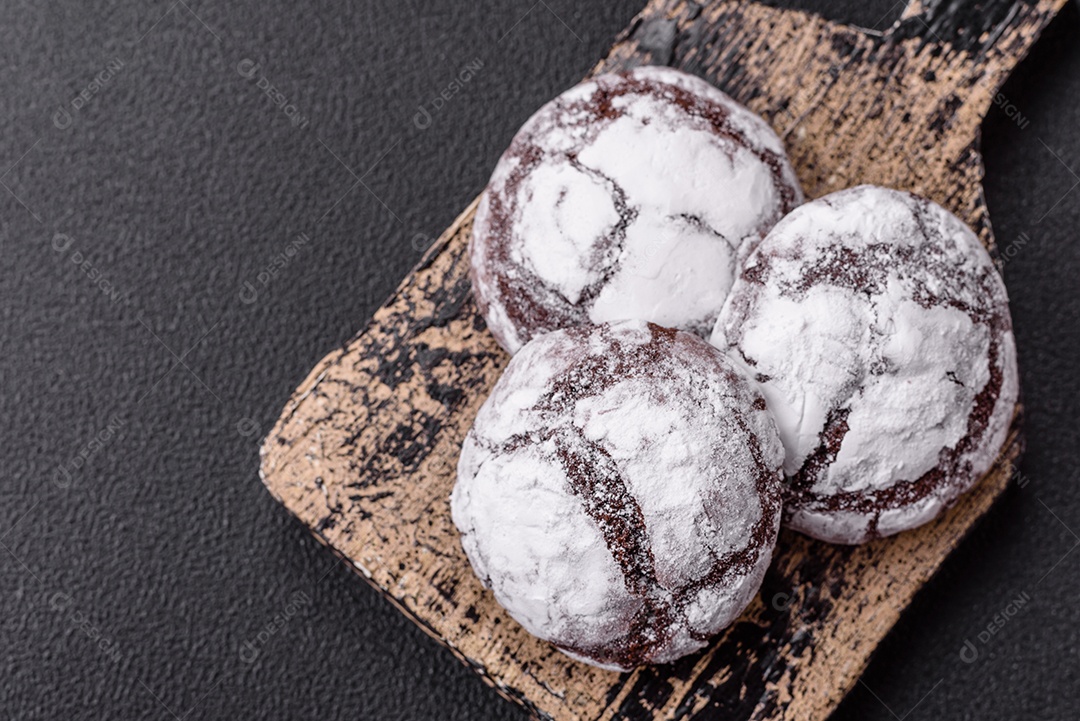 Biscoitos de chocolate com casca rachada, cobertos com açúcar de confeiteiro