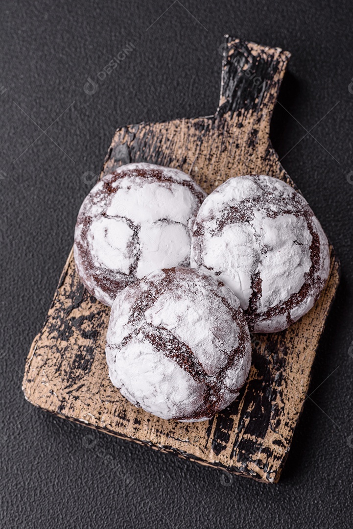 Biscoitos de chocolate com casca rachada, cobertos com açúcar de confeiteiro