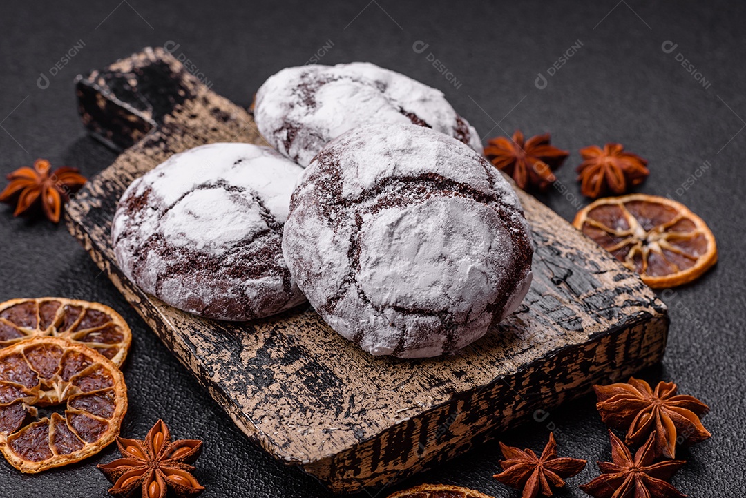 Biscoitos de chocolate com casca rachada, cobertos com açúcar de confeiteiro