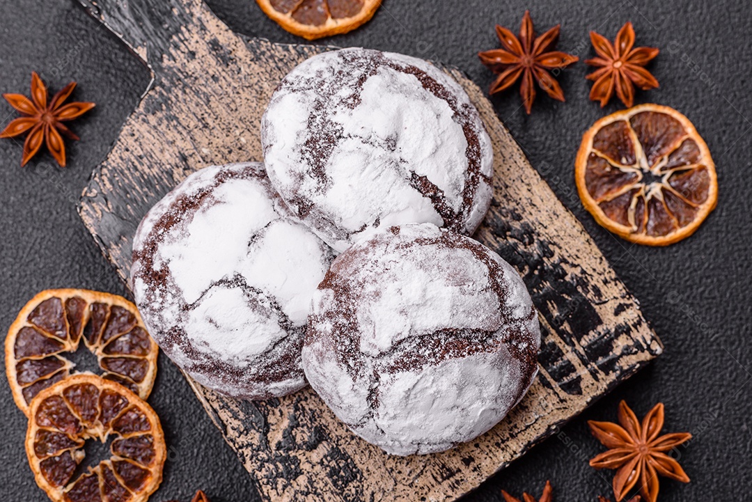 Biscoitos de chocolate com casca rachada, cobertos com açúcar de confeiteiro