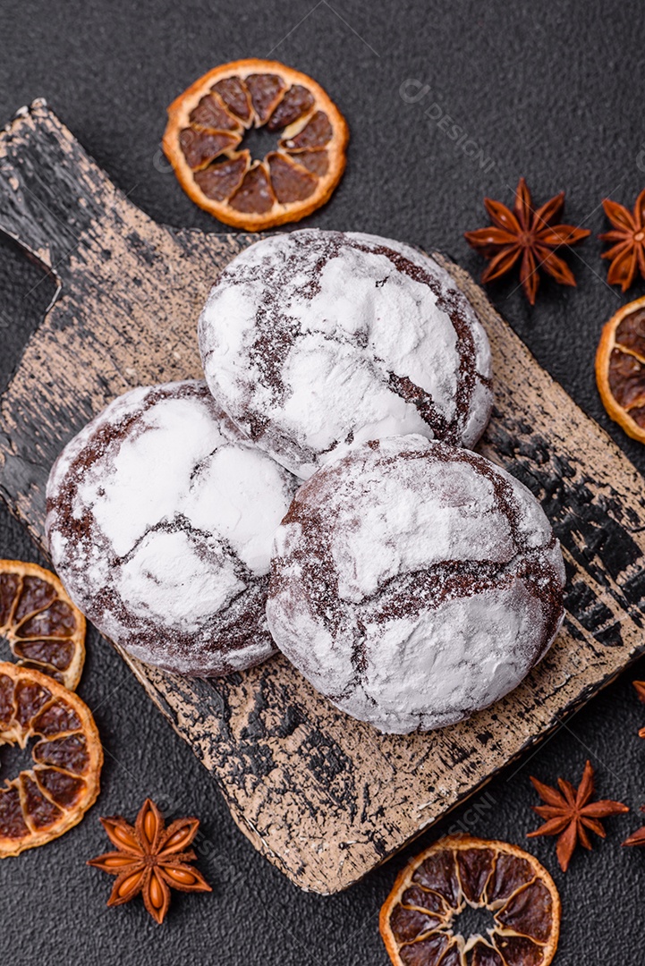 Biscoitos de chocolate com casca rachada, cobertos com açúcar de confeiteiro