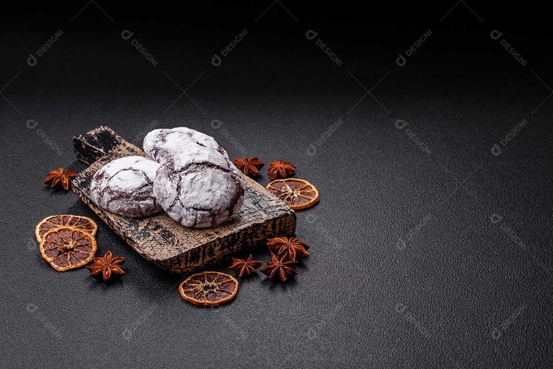 Biscoitos de chocolate com casca rachada, cobertos com açúcar de confeiteiro