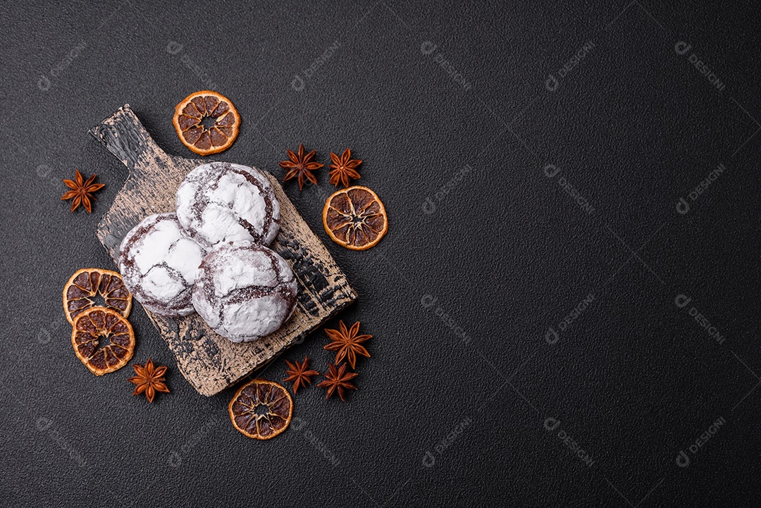 Biscoitos de chocolate com casca rachada, cobertos com açúcar de confeiteiro