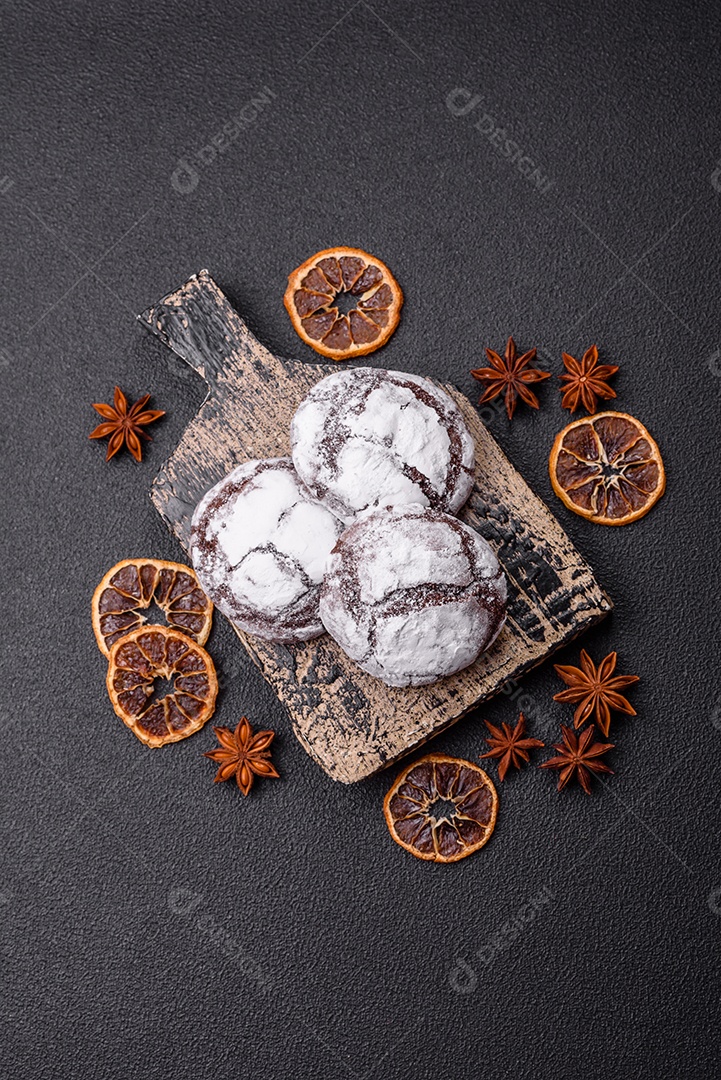 Biscoitos de chocolate com casca rachada, cobertos com açúcar de confeiteiro