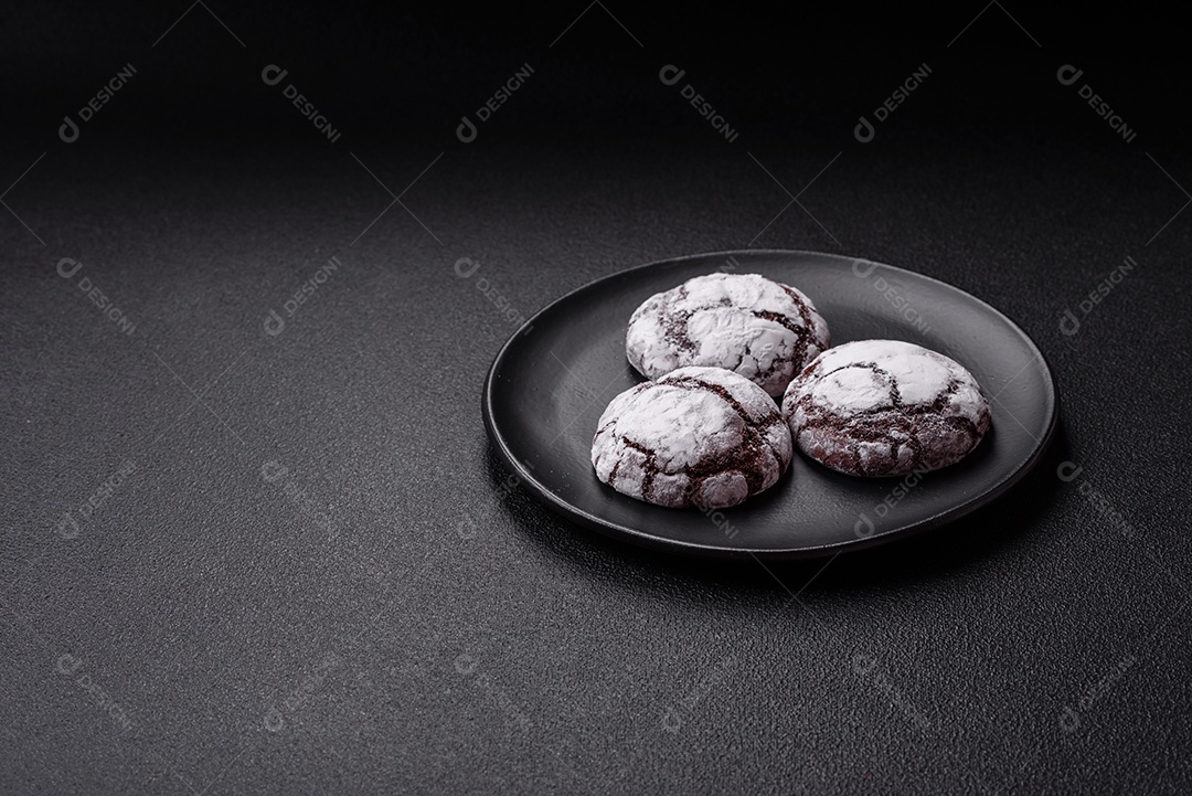 Biscoitos de chocolate com casca rachada, cobertos com açúcar de confeiteiro
