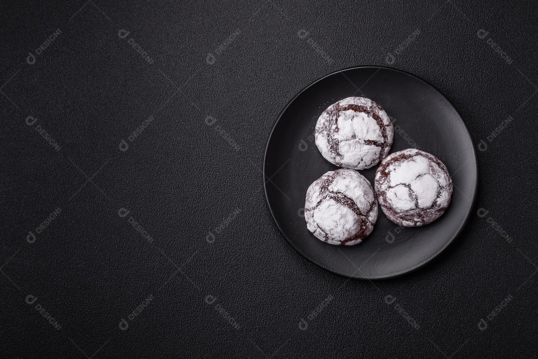 Biscoitos de chocolate com casca rachada, cobertos com açúcar de confeiteiro