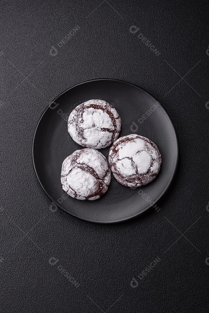 Biscoitos de chocolate com casca rachada, cobertos com açúcar de confeiteiro