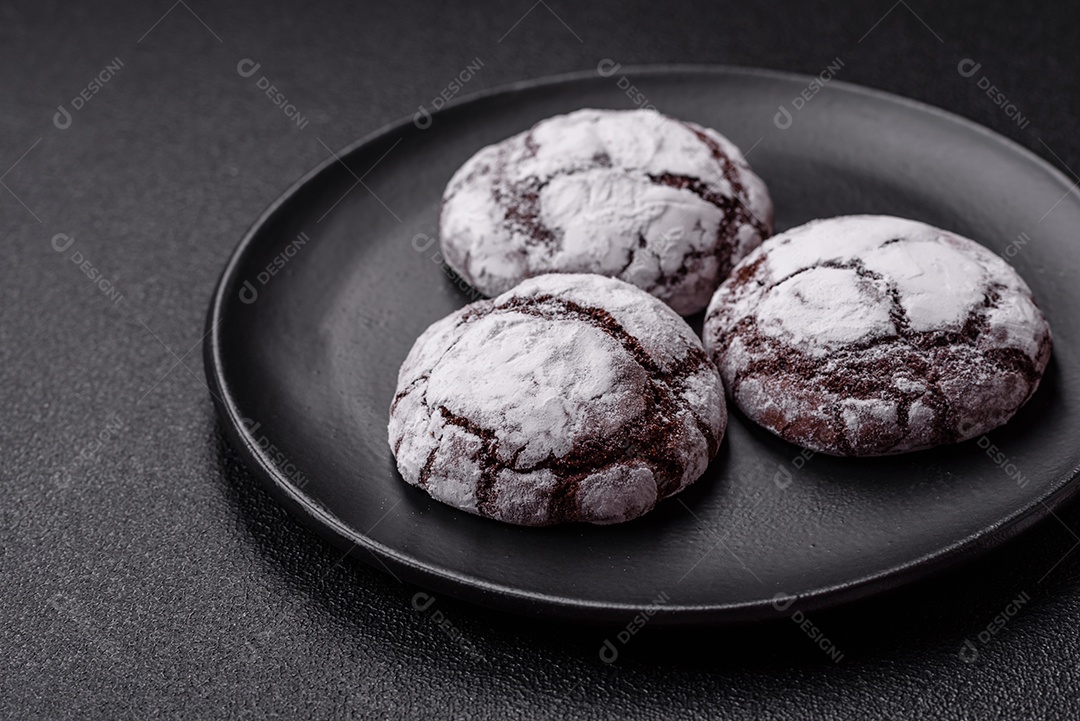 Biscoitos de chocolate com casca rachada, cobertos com açúcar de confeiteiro