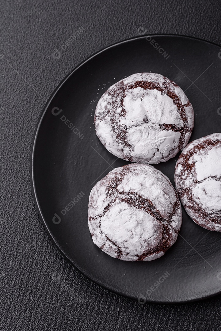 Biscoitos de chocolate com casca rachada, cobertos com açúcar de confeiteiro