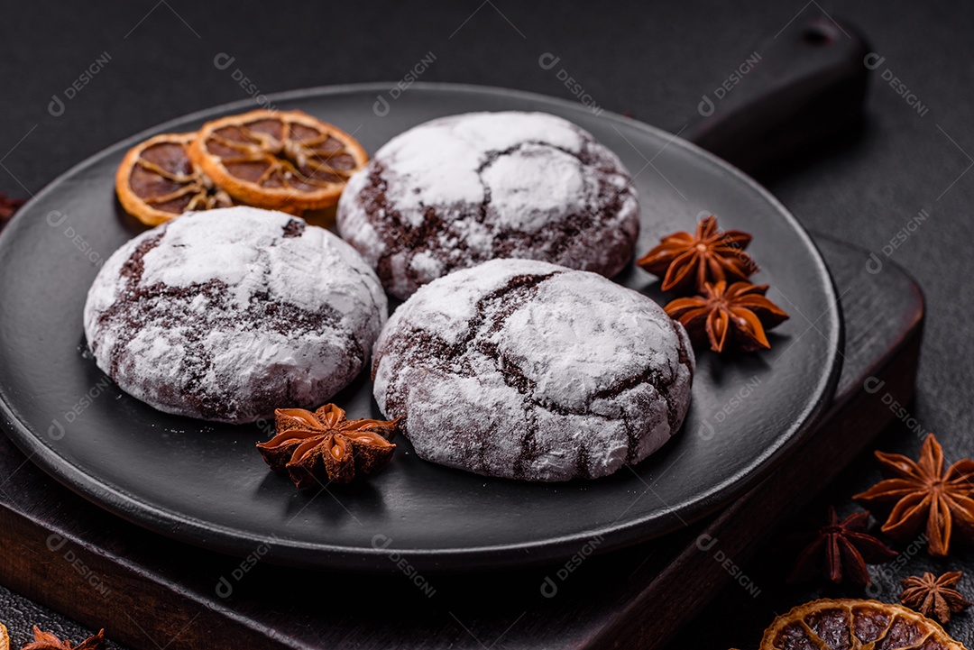 Biscoitos de chocolate com casca rachada, cobertos com açúcar de confeiteiro