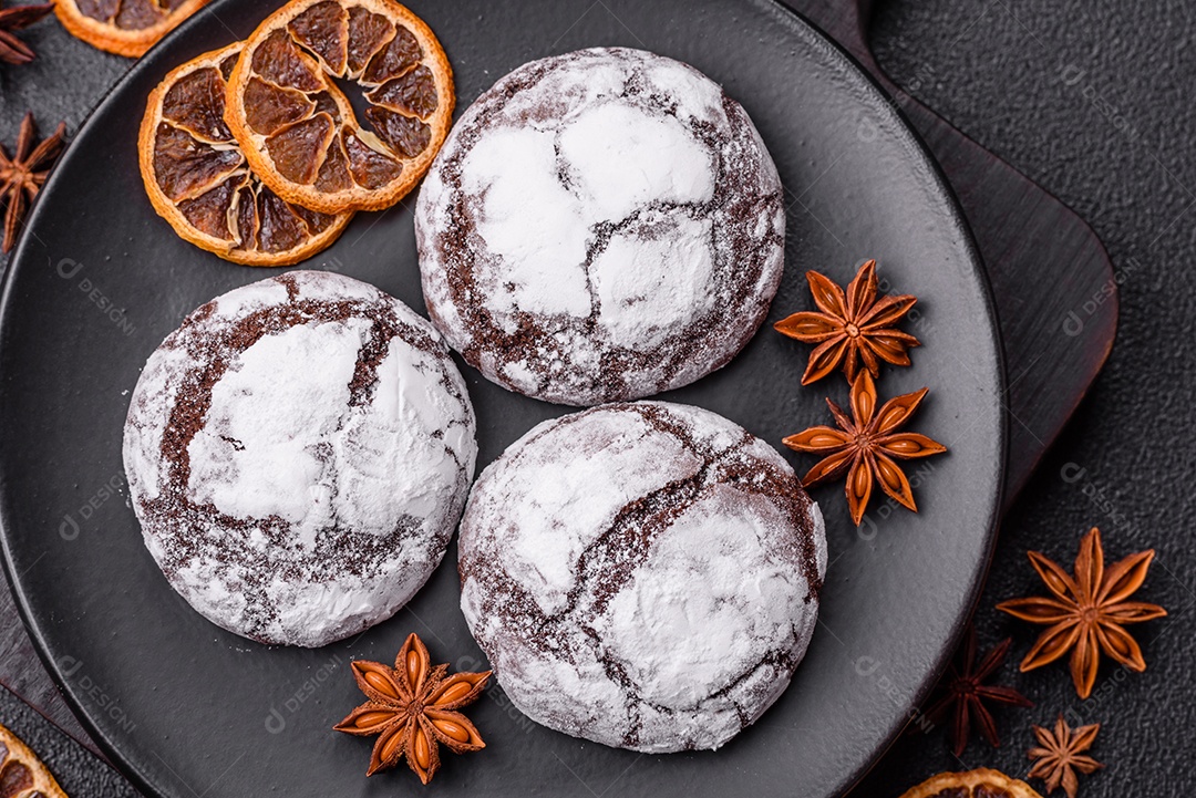 Biscoitos de chocolate com casca rachada, cobertos com açúcar de confeiteiro