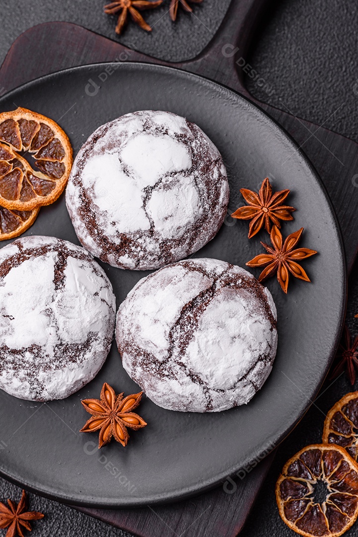 Biscoitos de chocolate com casca rachada, cobertos com açúcar de confeiteiro