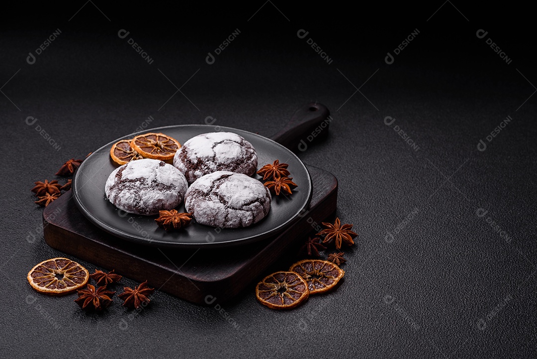 Biscoitos de chocolate com casca rachada, cobertos com açúcar de confeiteiro