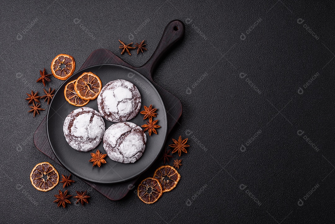 Biscoitos de chocolate com casca rachada, cobertos com açúcar de confeiteiro