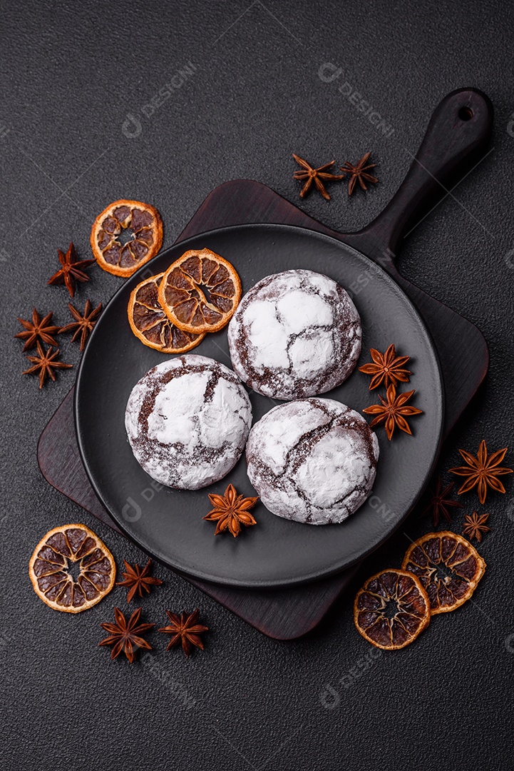 Biscoitos de chocolate com casca rachada, cobertos com açúcar de confeiteiro