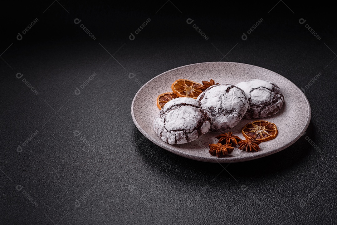 Biscoitos de chocolate com casca rachada, cobertos com açúcar de confeiteiro