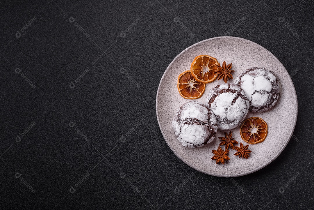 Biscoitos de chocolate com casca rachada, cobertos com açúcar de confeiteiro