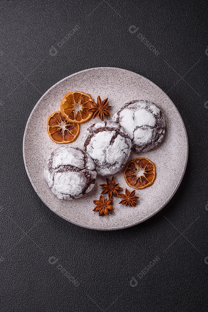 Biscoitos de chocolate com casca rachada, cobertos com açúcar de confeiteiro